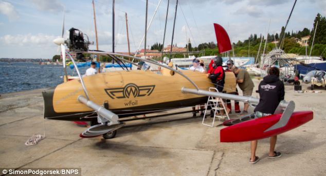 High-speed powerboat inspired by WW1 planes - PHOTO+VIDEO