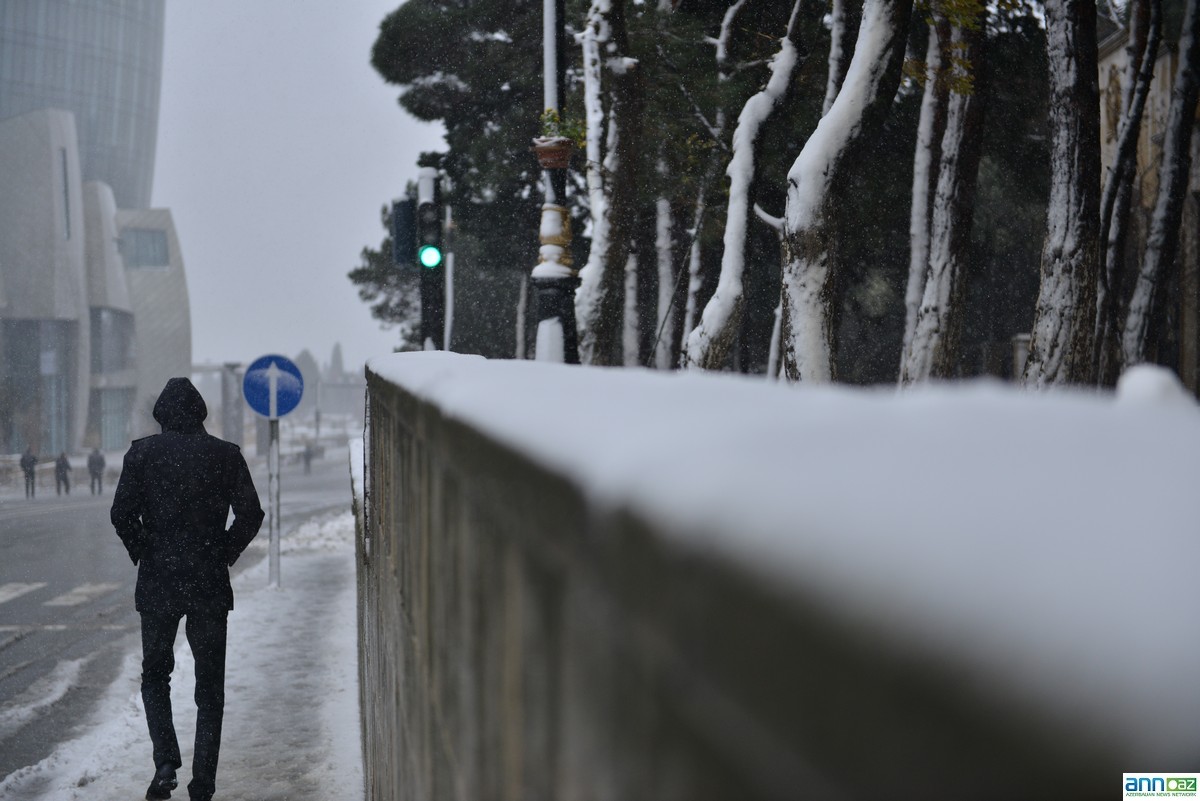 Views of Baku after the first snow - PHOTO