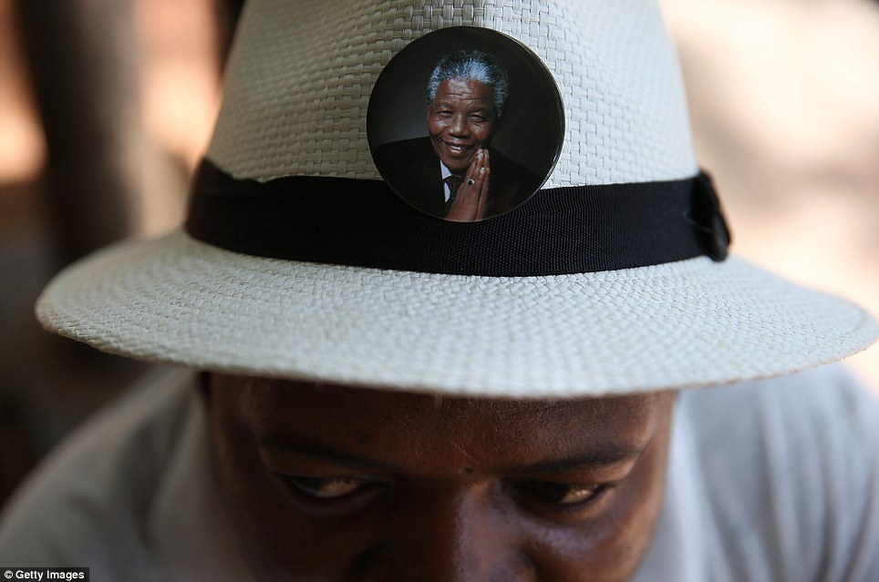 Thousands queue for hours to view Nelson Mandela's body - PHOTO