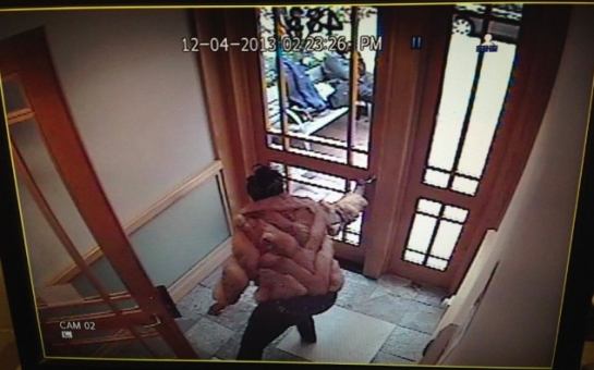 ‘Thief’ twerked for an hour outside house before break-in - VIDEO