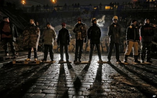 Ukraine protesters rebuild barricades in centre of Kiev