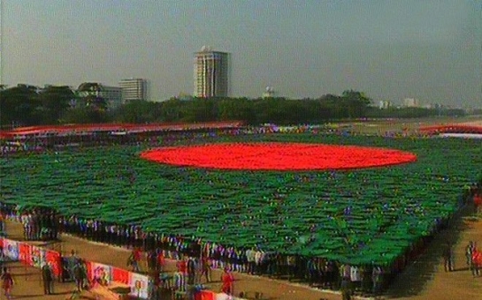 Bangladeshis form world’s largest human flag