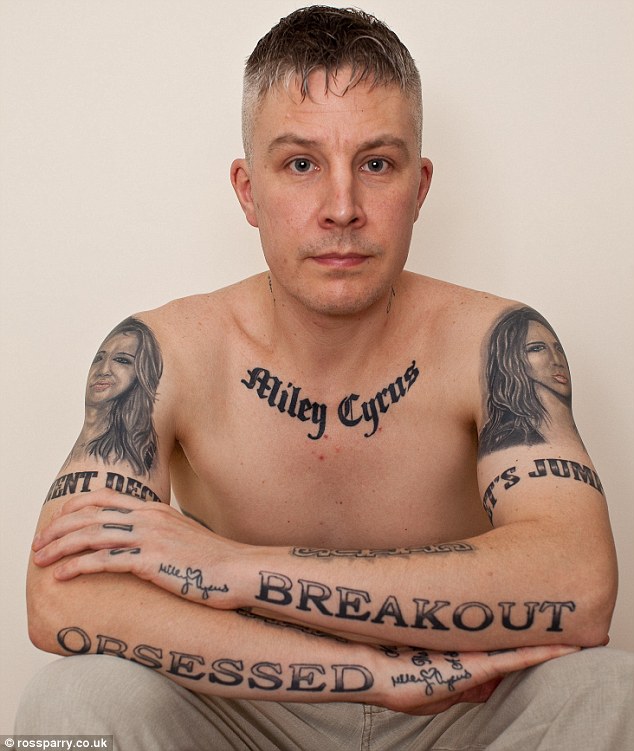 Miley Cyrus fan covers his body with 22 tattoos of the singer - PHOTO