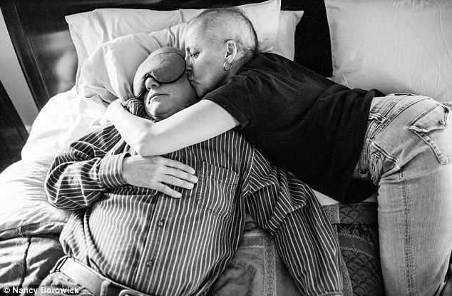 Daughter's photographs capture her parents' joint battle with cancer - PHOTO