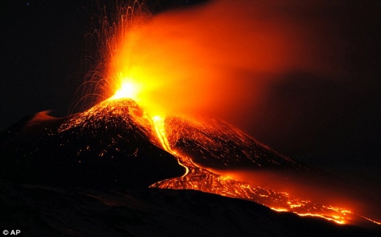 Mount Etna illuminates the sky with gigantic bursts of lava - PHOTO