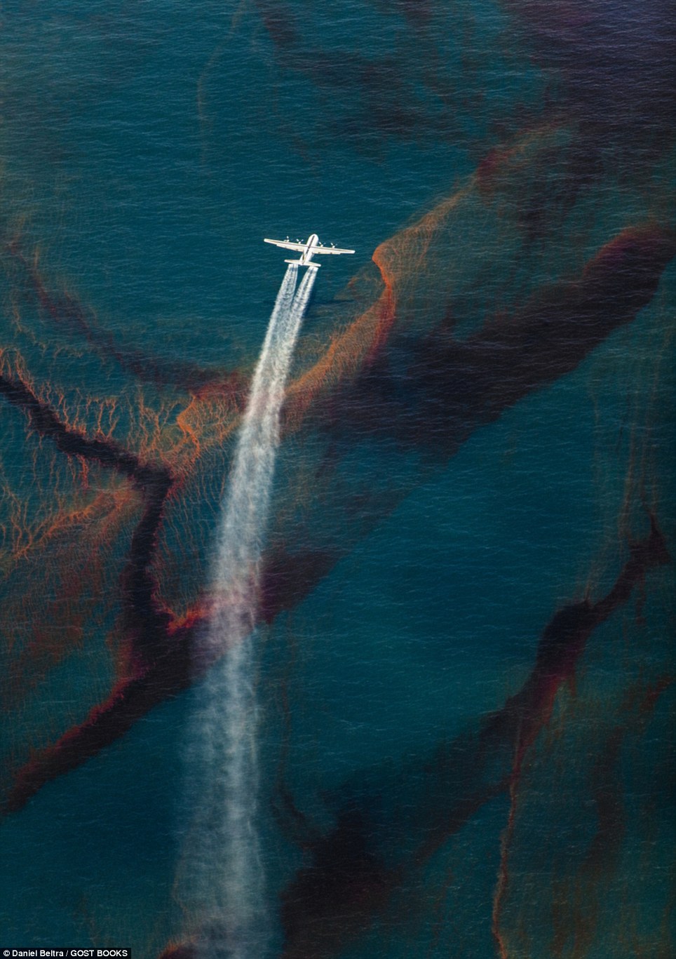 Mesmerising photos show Gulf's 210 million gallon oil spill in 2010 - PHOTO