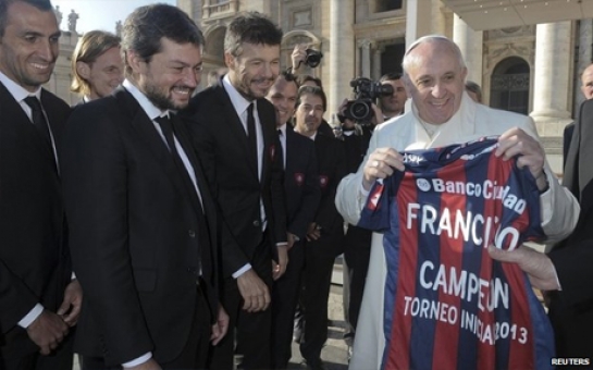 Pope meets Argentine football team