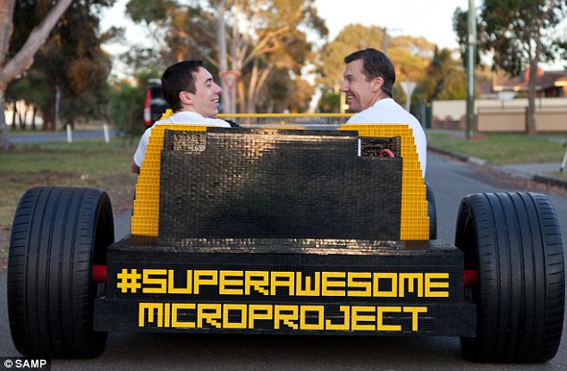 Hot rod that runs on air made from 500,000 pieces of lego - PHOTO