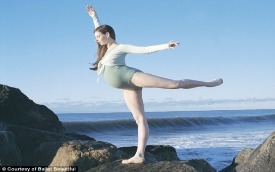 Heavily-pregnant ballerina still dancing at 39 weeks - PHOTO+VIDEO