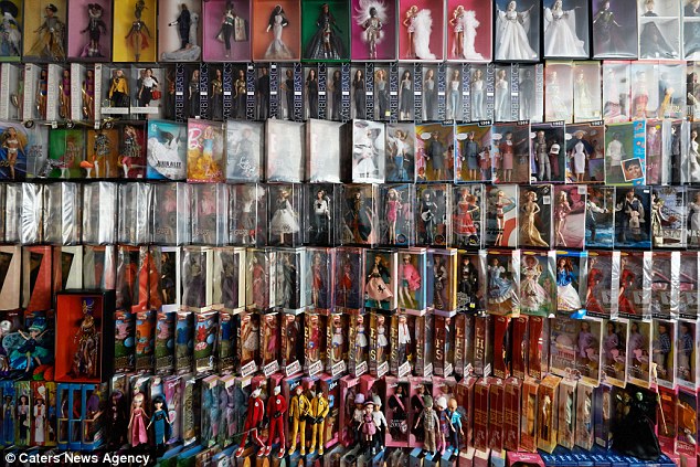 9,000 dolls at a cost of £250,000 - PHOTO