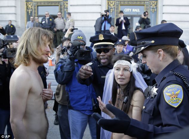 Couple arrested during naked wedding ceremony - PHOTO