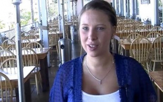 Waitress receives huge Christmas gift for doing the right thing - VIDEO