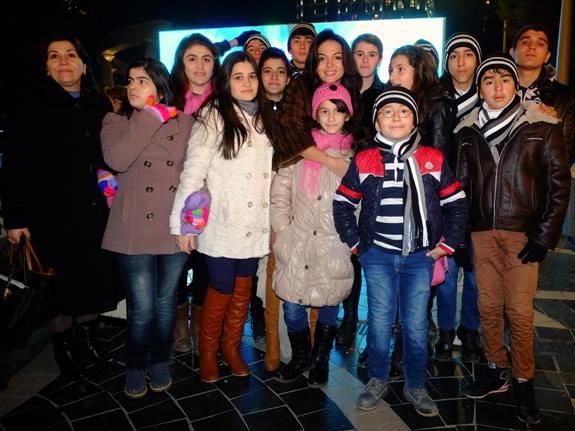 Nargiz Pashayeva attends New Year fair in Baku - PHOTO