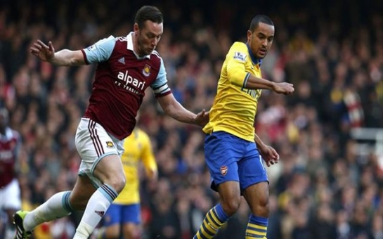 Walcott double puts Arsenal top at West Ham
