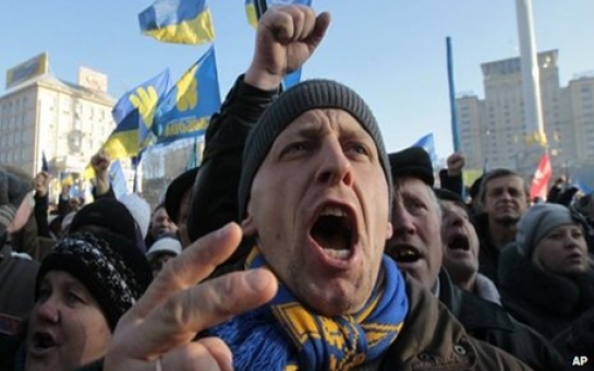 Thousands join fresh Ukraine protest