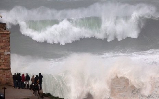 Spain search as storm sweeps three family members into sea - VIDEO