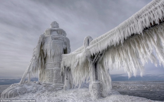 Storm transforms Michigan lighthouse into beautiful giant icicles - PHOTO