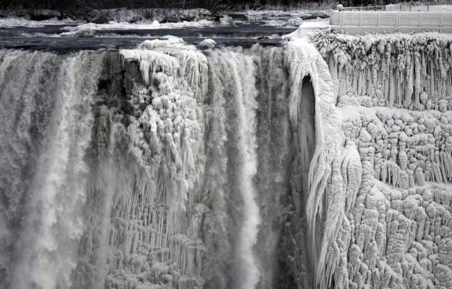 Niagara Falls frozen in time as Arctic chill blankets US - PHOTO