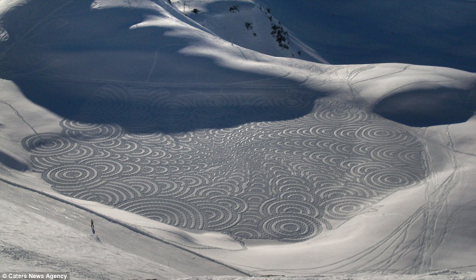 Artist create intricate designs, which disappear after snowfall - PHOTO+VIDEO