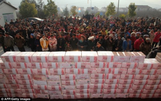 Huge wall of cash worth £1.3million set to in China - PHOTO