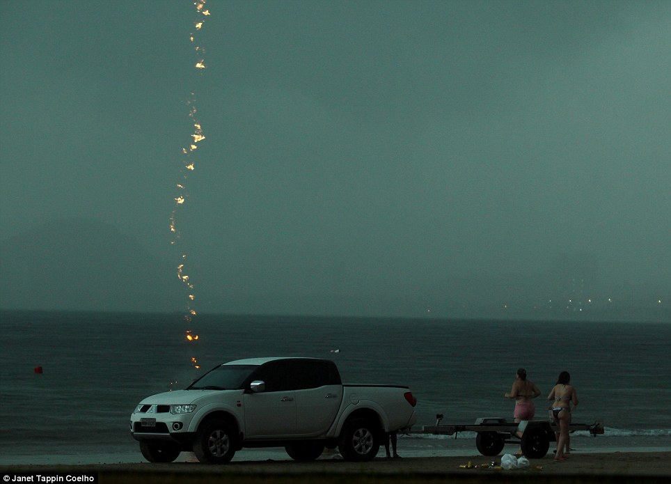 Tourist killed by lightning as she ran into the sea - PHOTO