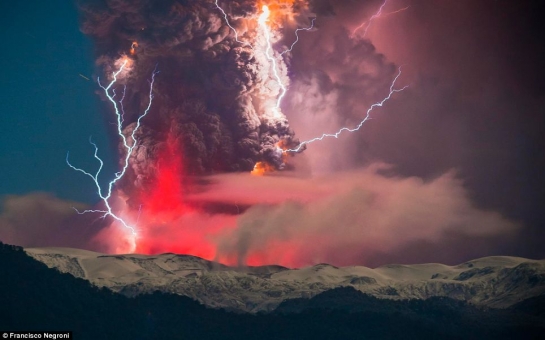 Lightning storm breaks out amid volcanic eruption ash cloud - PHOTO