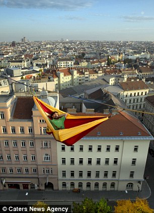 Man has a real bed for heights - PHOTO