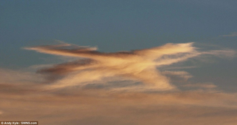 Clouds form to look like an aeroplane soaring across the sky - PHOTO