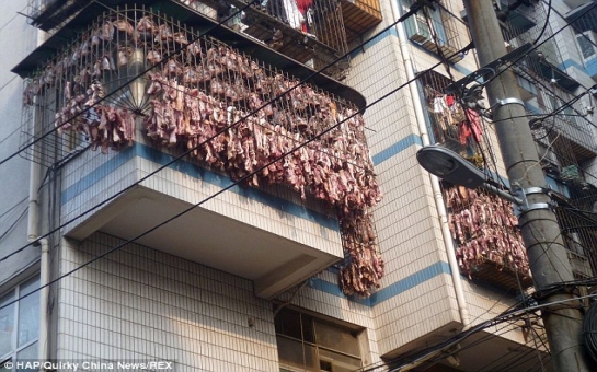 Chinese butcher cures bacon on smog-filled balcony - PHOTO