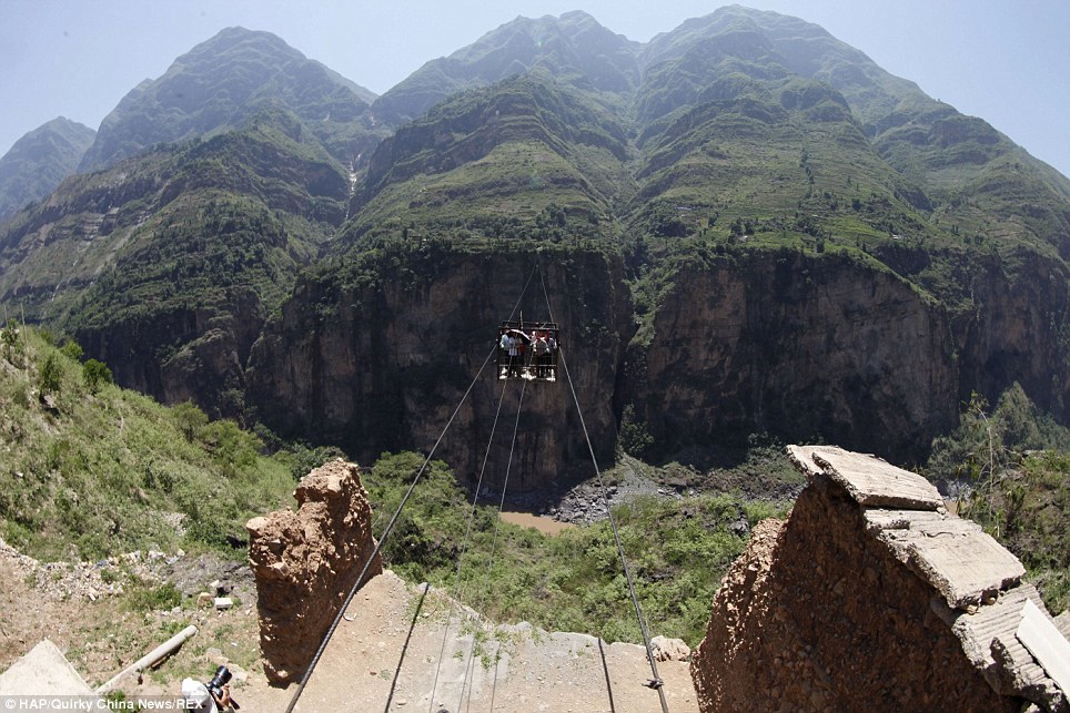 Chinese villagers shave hours off their commute on terrifying cable car - PHOTO