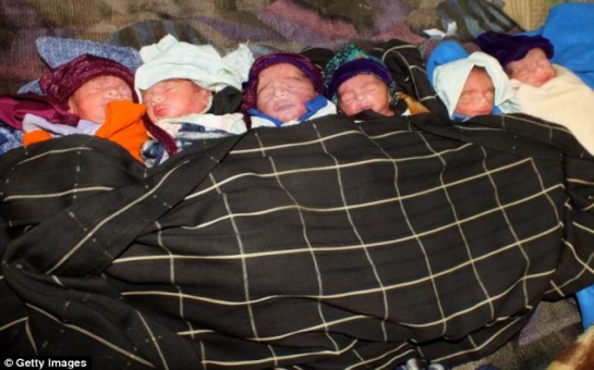 Pakistani mother gives birth to healthy sextuplet siblings.