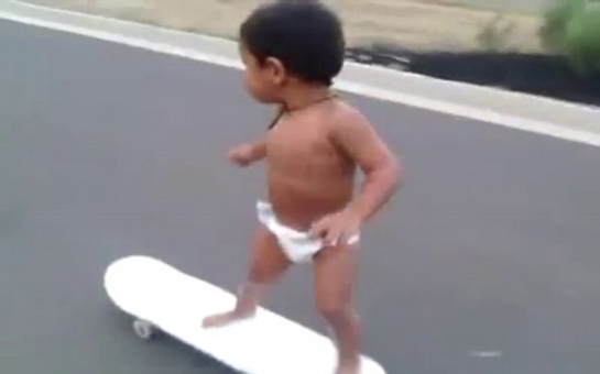 Two-year-old zooms around on a skateboard without a helmet - VIDEO