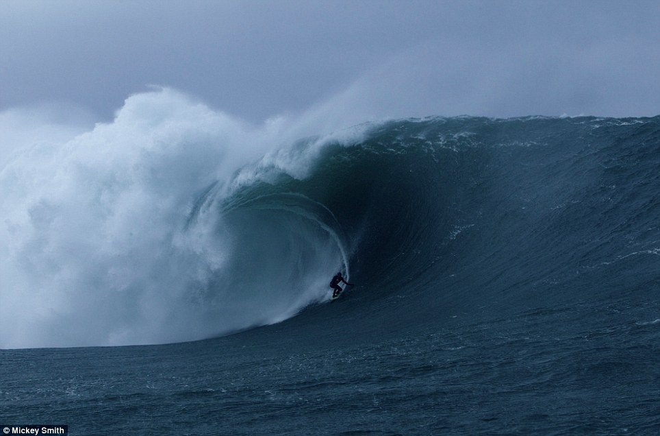 Surfer becomes first Brit to ride 30-foot 'Killers' wave off the coast Mexico - PHOTO