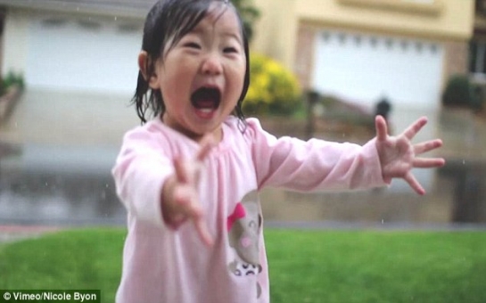 Adorable moment little girl sees rain for the first time - VIDEO