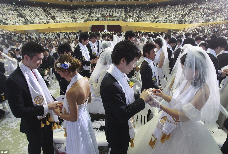 2,500 couples were married in a mass wedding ceremony - PHOTO