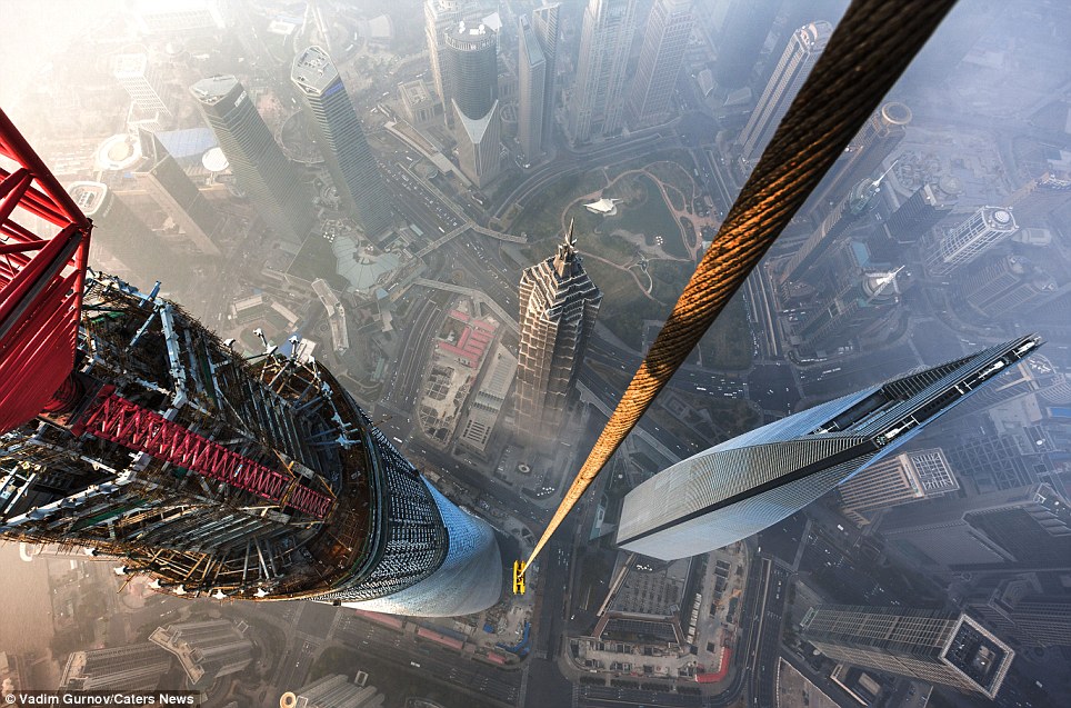 'Urban ninjas' scale China's tallest building - PHOTO+VIDEO