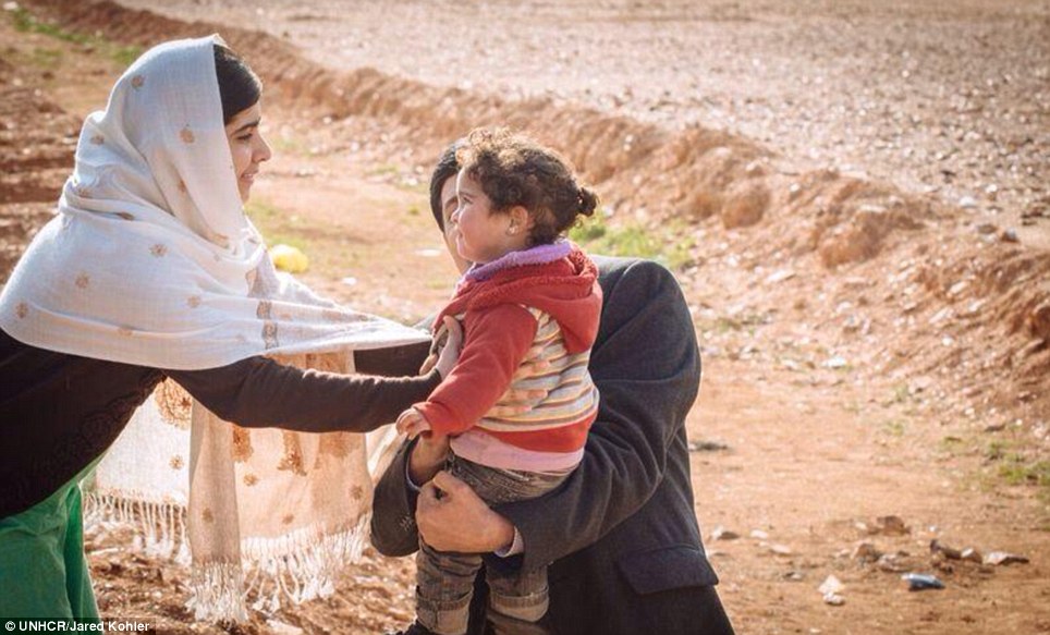 4 year old Syrian refugee is found alone in the desert - PHOTO