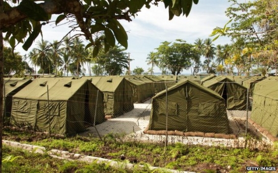 Australia asylum: One killed in violence at PNG camp