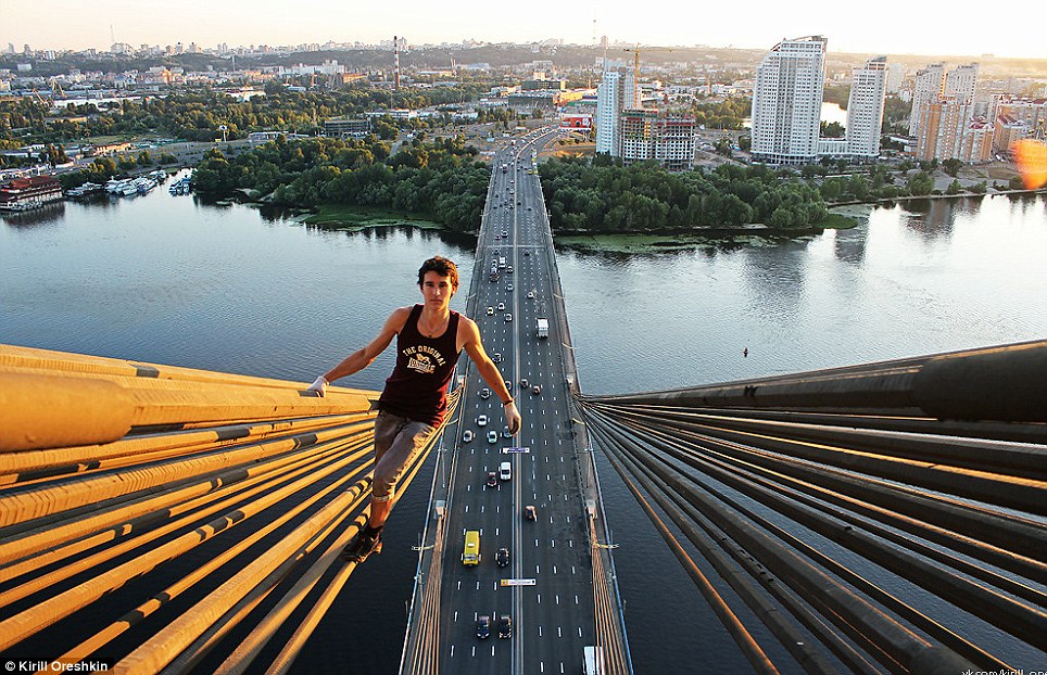 Stomach-churning pictures of Russia's death-defying 'skywalkers' - PHOTO