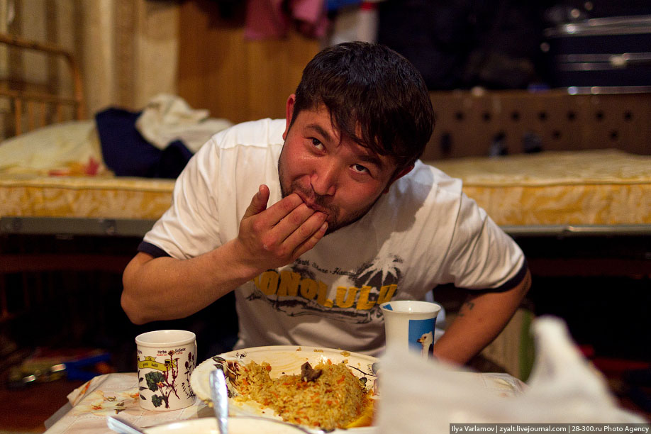 Фото спящих узбеков. Узбеки едят плов руками. Узбеки за столом. Что едят узбеки. Что едят таджики.