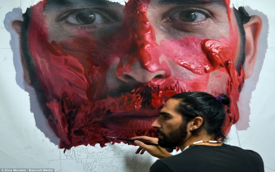 Spanish Artist Eloy Morales creates incredible self-portraits - PHOTO