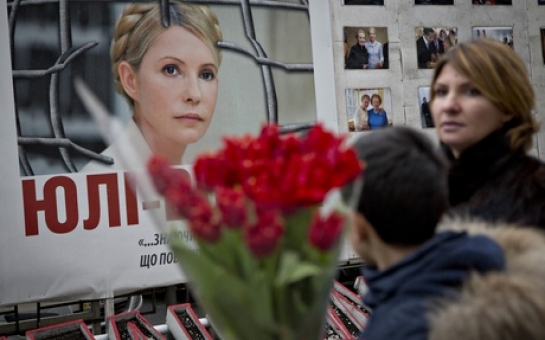 Ukraine: Yulia Tymoshenko released as country lurches towards split