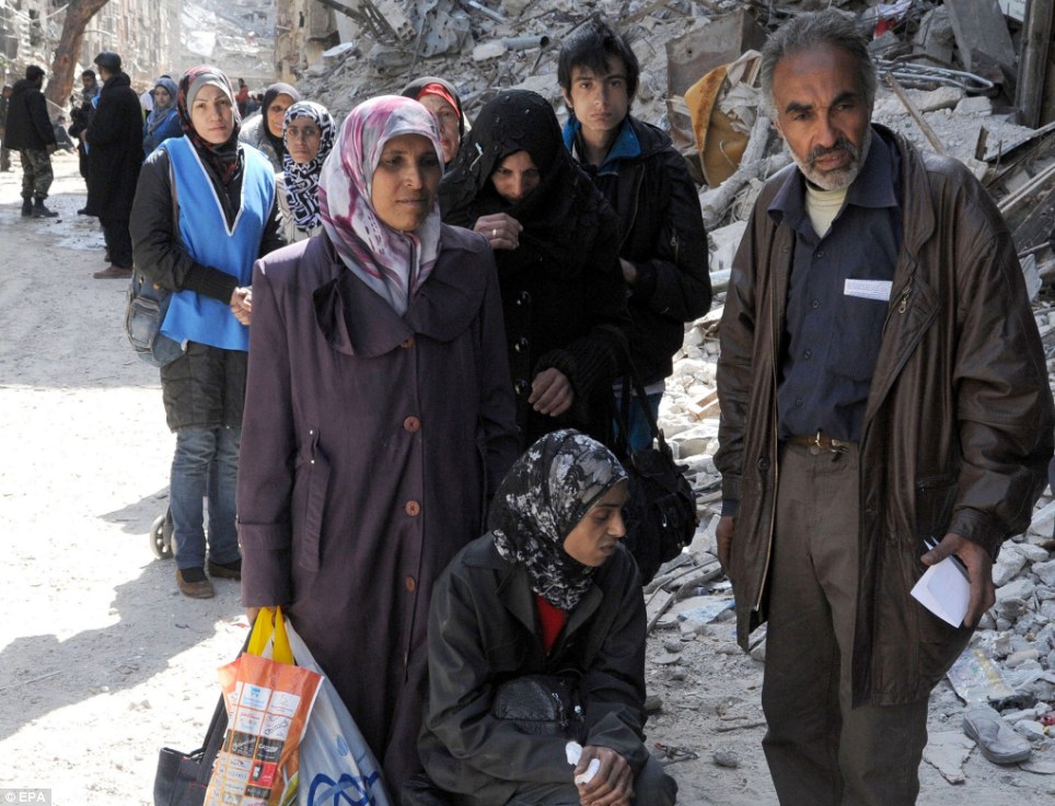 A crowd in Syria stretches as far as the eye can see for UN food hand-outs - PHOTO