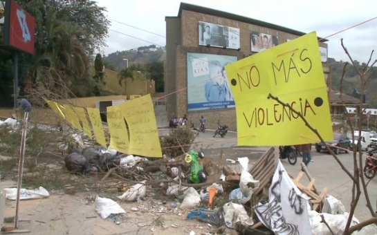 Venezuelan protesters engineer improvised barricades