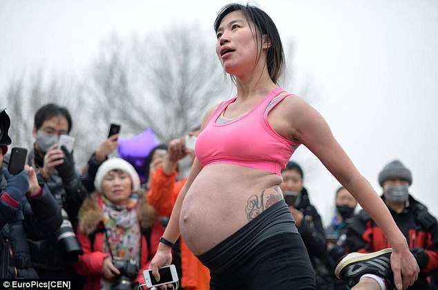 Eight-month pregnant wife becomes a local celebrity - PHOTO