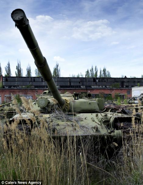Hundreds of rusting tanks found abandoned in a secret Ukrainian depot - PHOTO