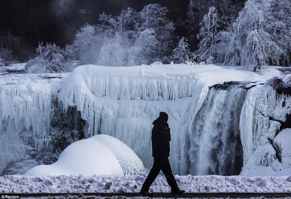 Niagara Falls comes to a frozen halt - again - PHOTO