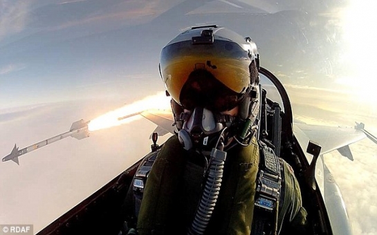 Danish F-16 fighter pilot takes the ultimate selfie