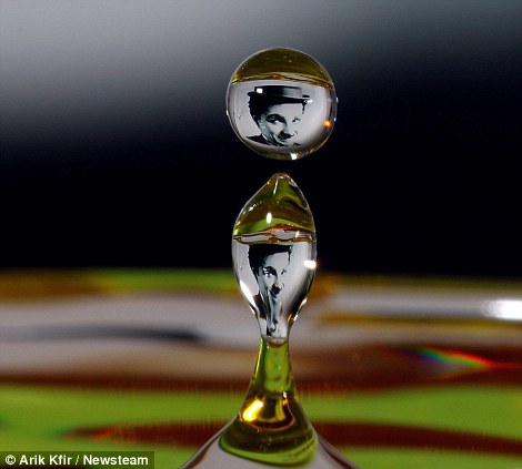 Amateur photographer captures amazing photos of artworks in water droplets - PHOTO