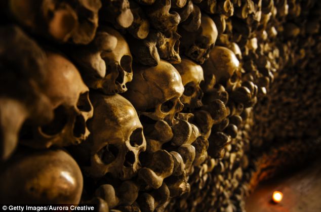 Thousands of human skulls and bones line the walls of a chapel - PHOTO
